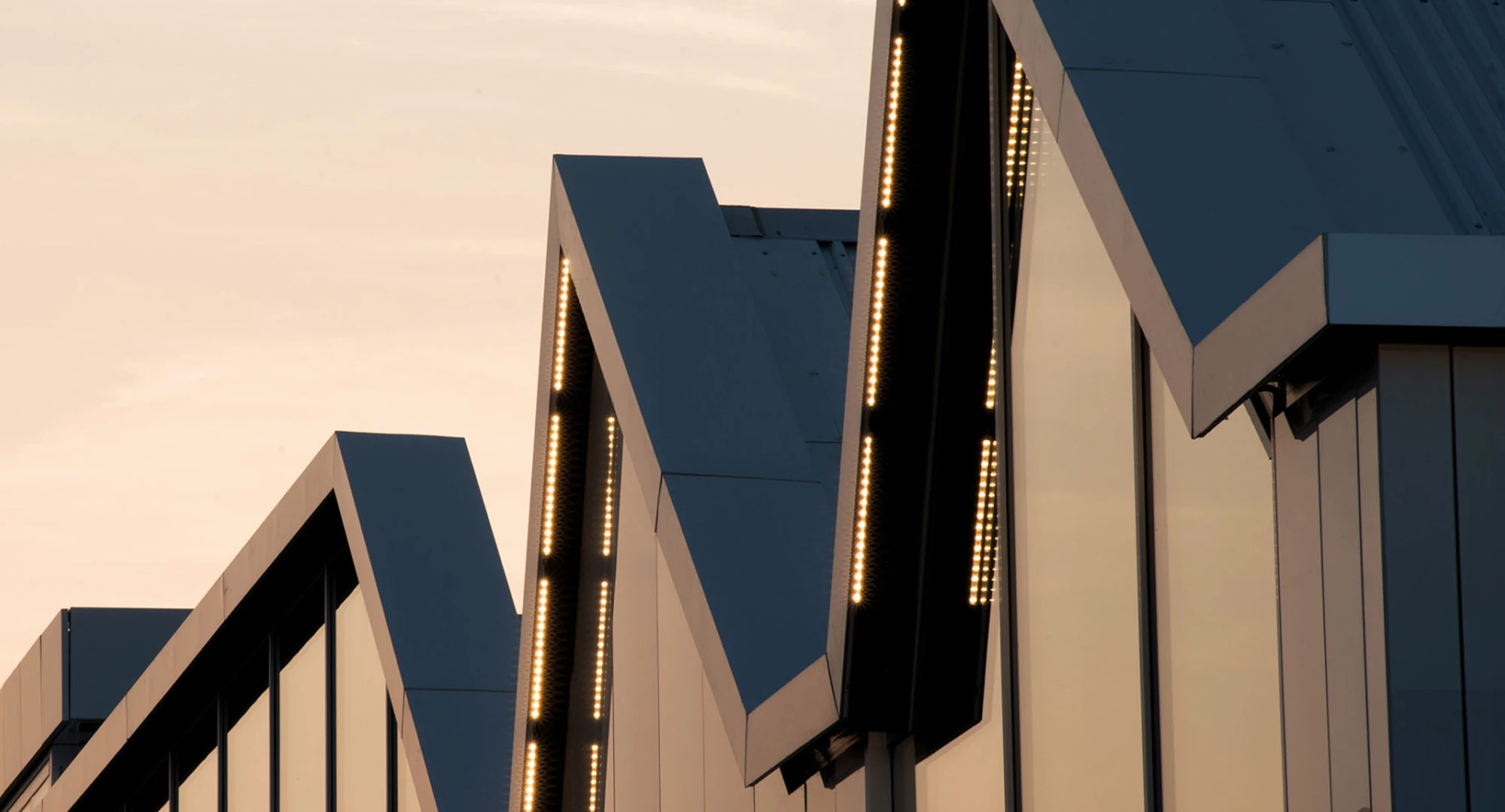 sito web illuminazione industriale dinema vittoria comunica